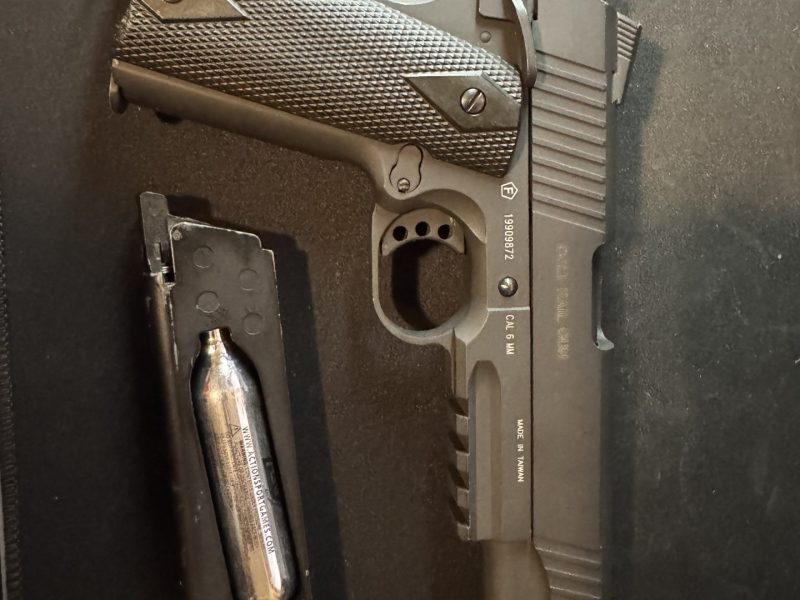 Colt 1911 cybergun (2 cargadores co2)
