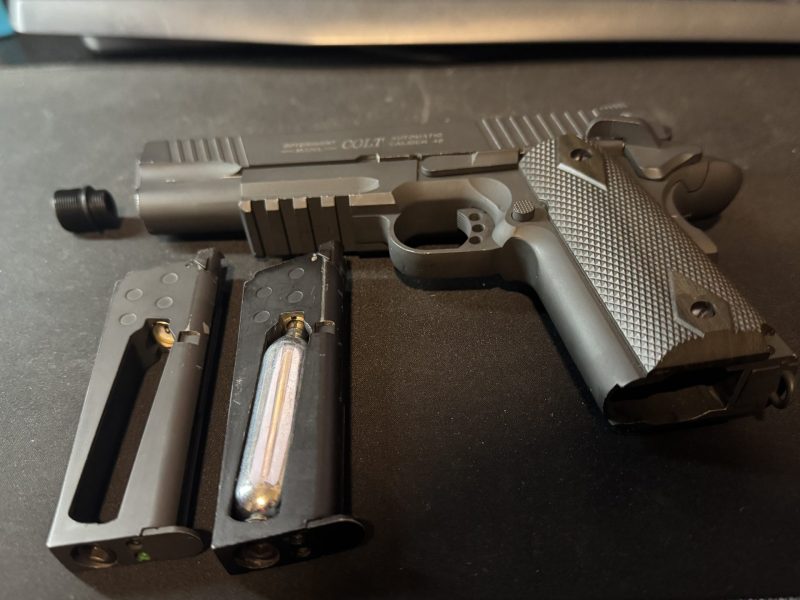 Colt 1911 cybergun (2 cargadores co2)