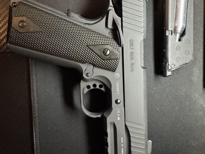 Colt 1911 cybergun (2 cargadores co2)