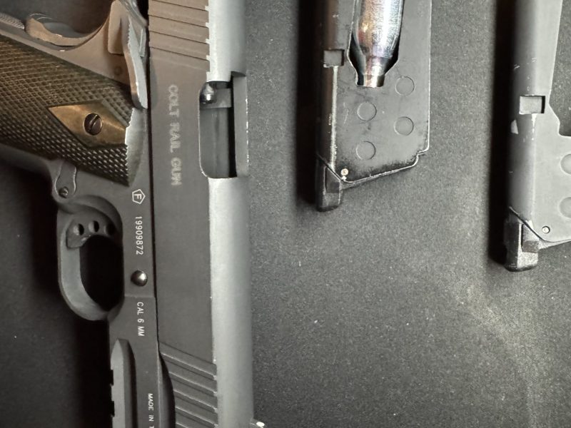 Colt 1911 cybergun (2 cargadores co2)