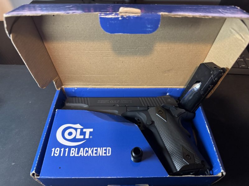 Colt 1911 cybergun (2 cargadores co2)