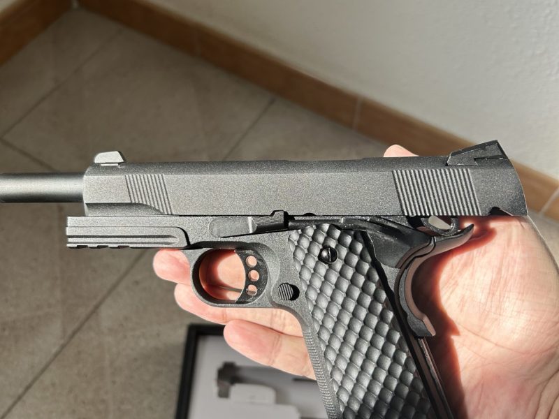Pistola airsoft tipo 1911 HWASAN – 6mm, 99% nueva, con cargador y caja original