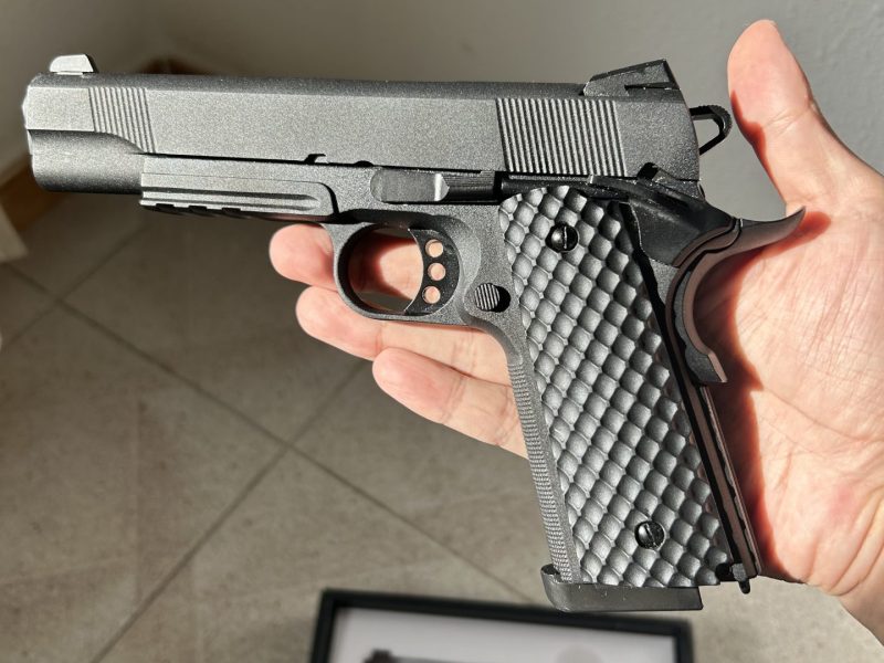 Pistola airsoft tipo 1911 HWASAN – 6mm, 99% nueva, con cargador y caja original