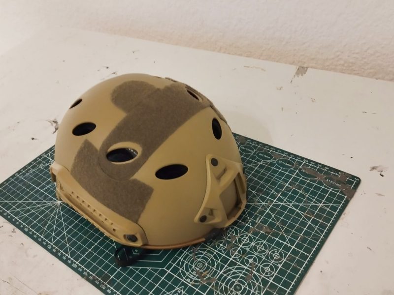 Casco táctico de airsoft en color tan. Diseñado para ofrecer protección y versatilidad.