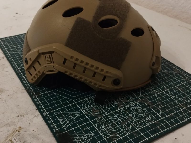 Casco táctico de airsoft en color tan. Diseñado para ofrecer protección y versatilidad.