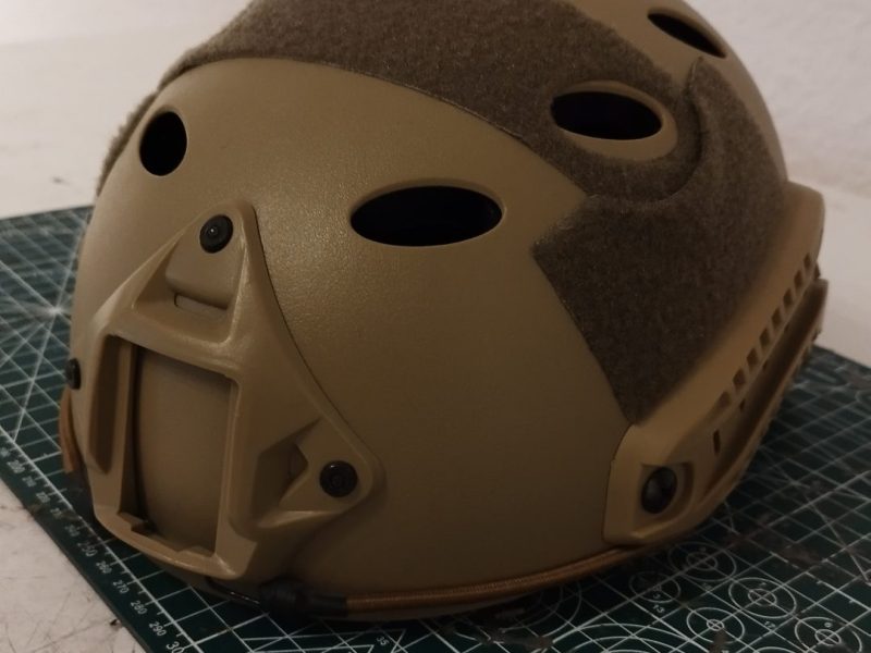 Casco táctico de airsoft en color tan. Diseñado para ofrecer protección y versatilidad.