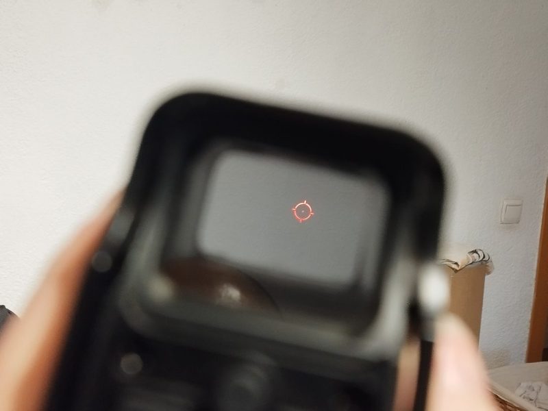 Mira de punto rojo Theta Optics modelo XTO. Diseñada para una visión clara en el campo de batalla.
