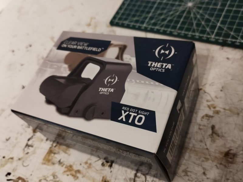 Mira de punto rojo Theta Optics modelo XTO. Diseñada para una visión clara en el campo de batalla.