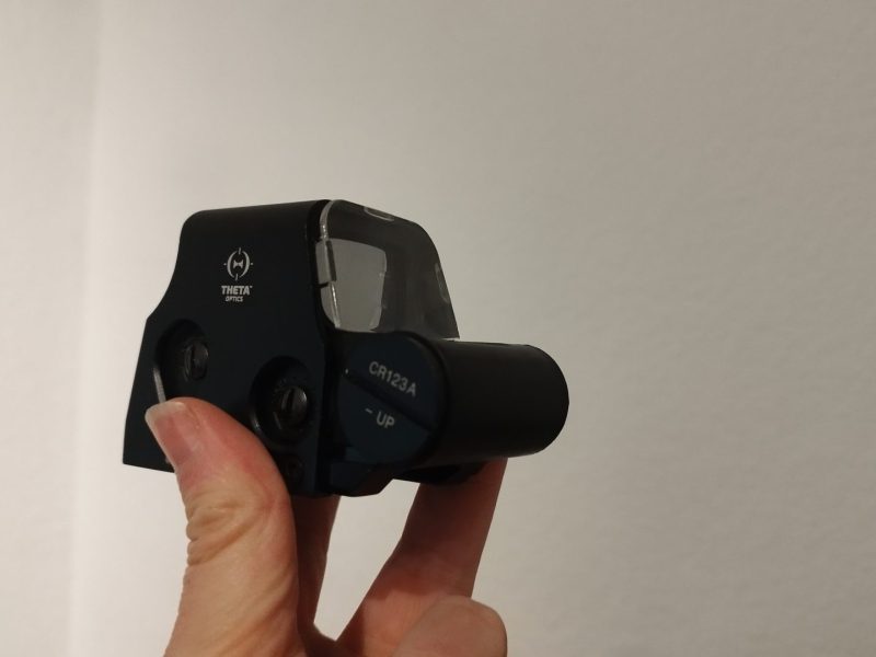 Mira de punto rojo Theta Optics modelo XTO. Diseñada para una visión clara en el campo de batalla.