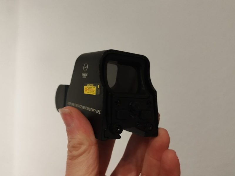 Mira de punto rojo Theta Optics modelo XTO. Diseñada para una visión clara en el campo de batalla.