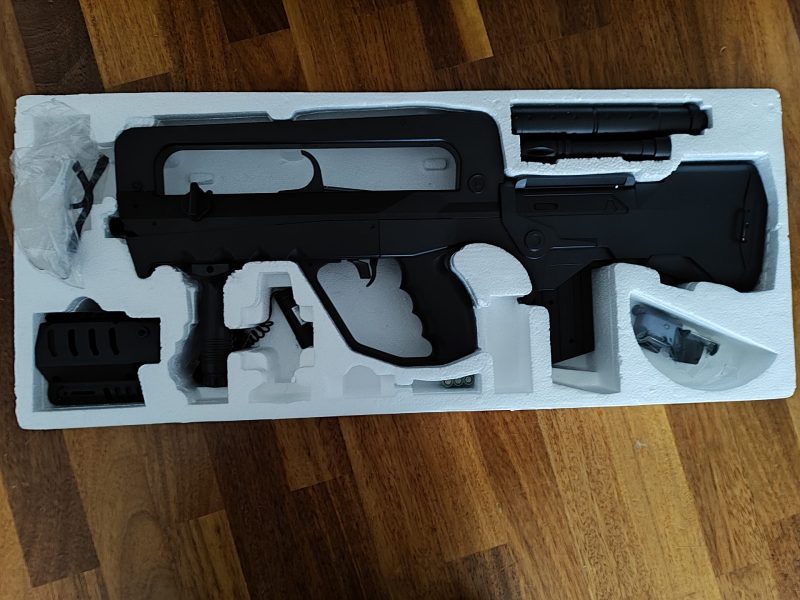 Réplica de airsoft estilo FAMAS – como nueva
