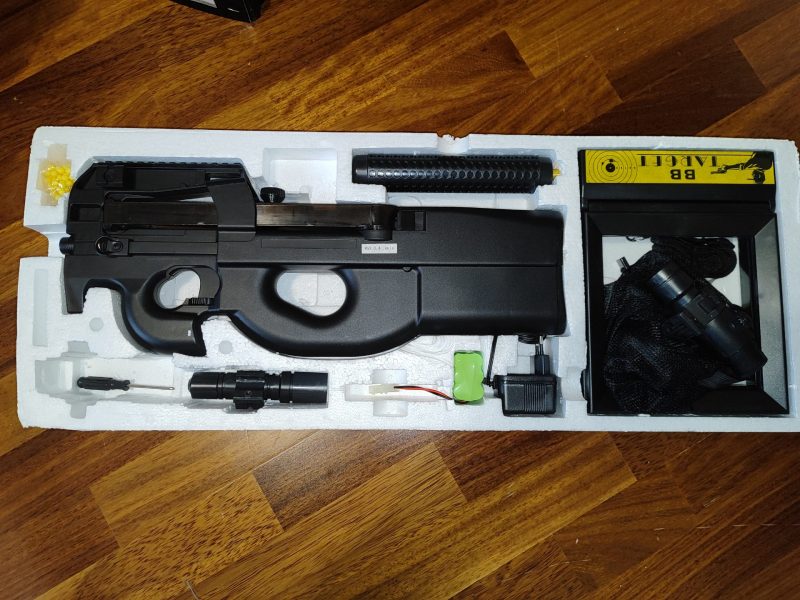 Réplica de airsoft estilo P90 – como nueva (solo decoración)