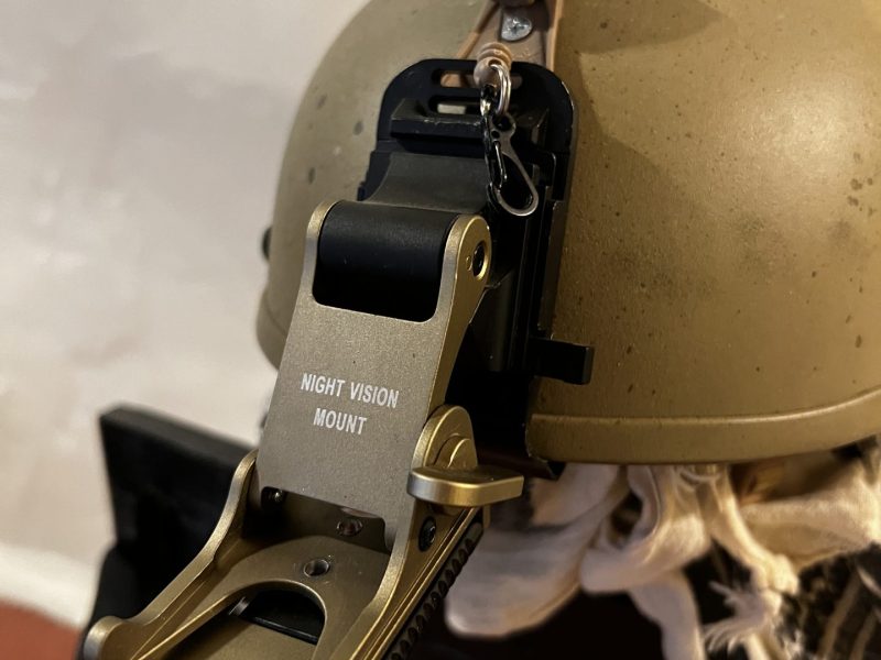 Casco MICH con montura para NVG