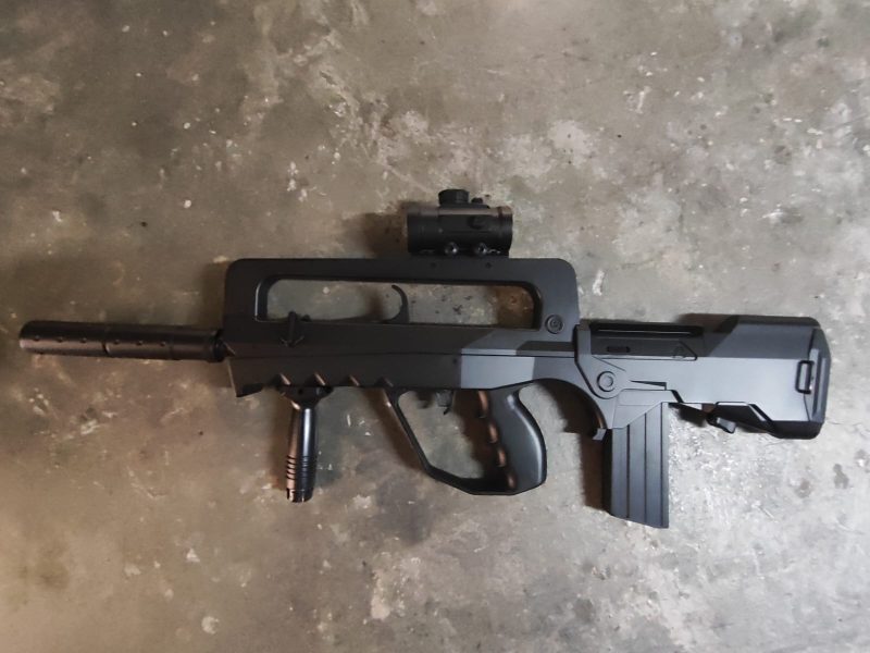 Réplica de airsoft estilo FAMAS – como nueva