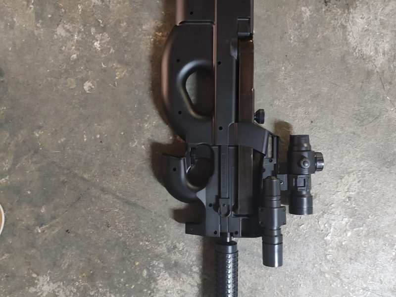 Réplica de airsoft estilo P90 – como nueva (solo decoración)