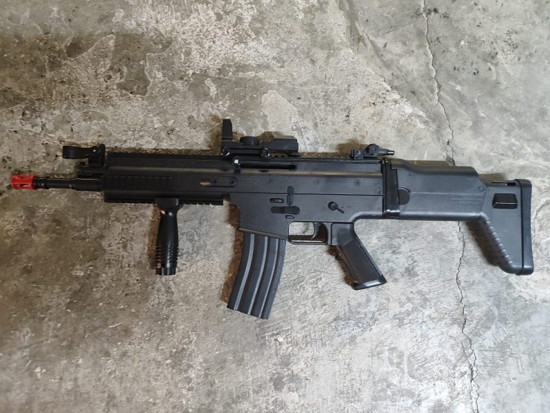Réplica de airsoft estilo SCAR – como nueva (solo decoración)