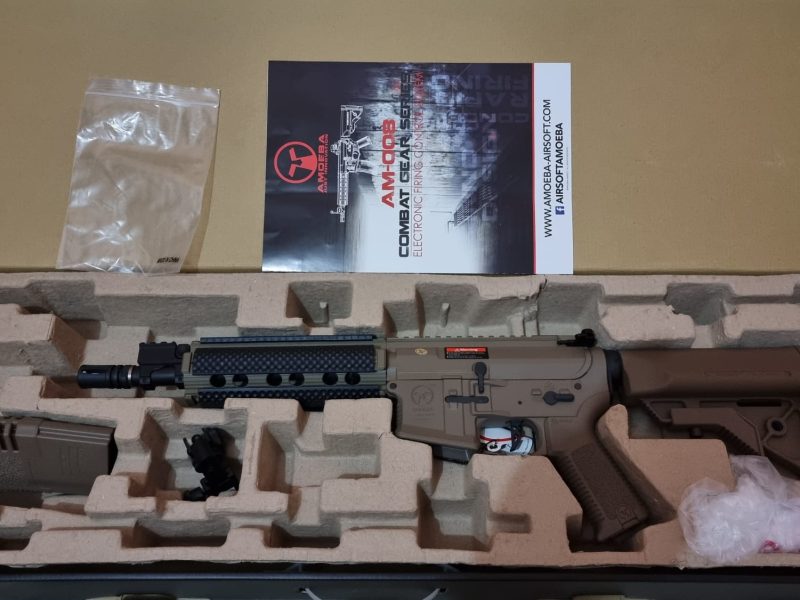 Se vende set de réplica de airsoft con varios accesorios