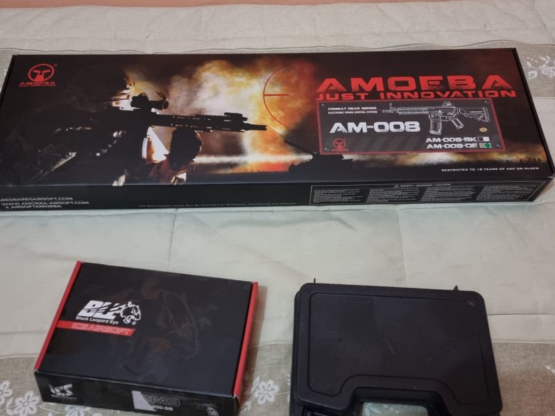 Se vende set de réplica de airsoft con varios accesorios