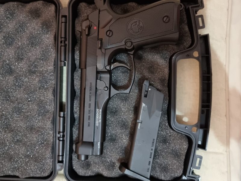 Se vende set de réplica de airsoft con varios accesorios