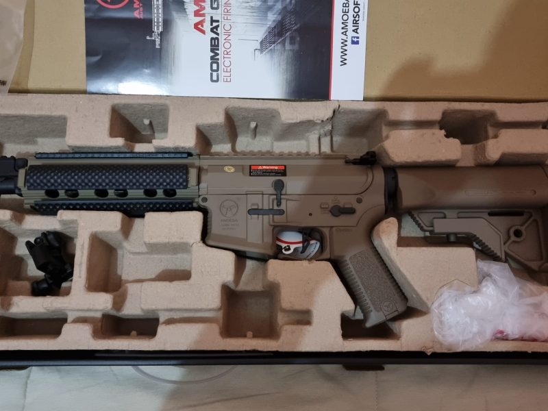 Se vende set de réplica de airsoft con varios accesorios