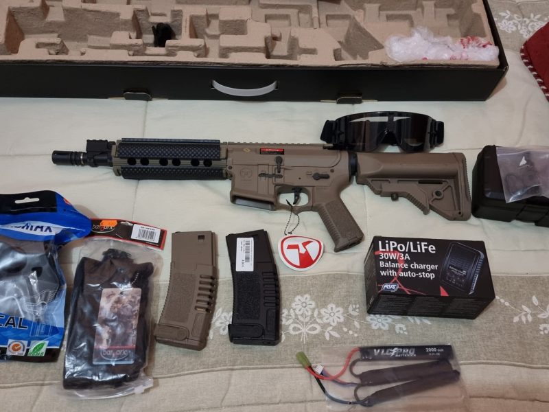Se vende set de réplica de airsoft con varios accesorios