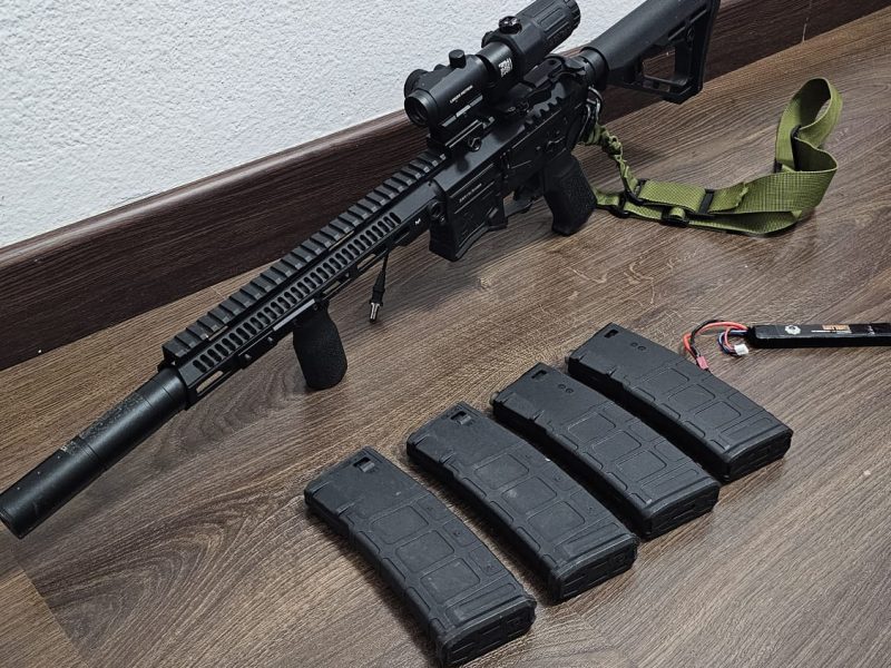 Zion Arms R15 M4 AEG + EOTech G33 + Lancer Tactical Red Dot + 4 cargadores + batería
