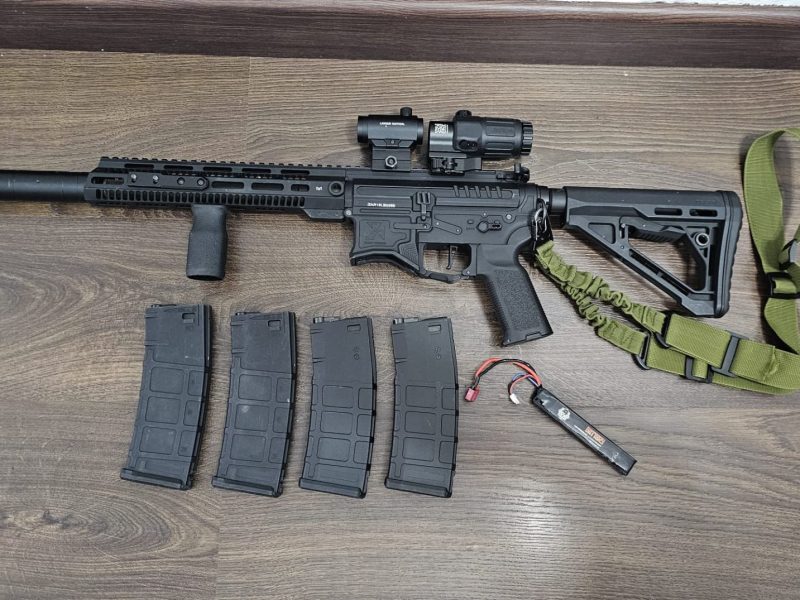 Zion Arms R15 M4 AEG + EOTech G33 + Lancer Tactical Red Dot + 4 cargadores + batería