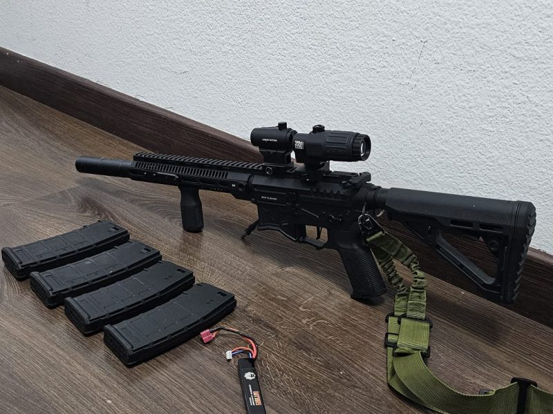 Zion Arms R15 M4 AEG + EOTech G33 + Lancer Tactical Red Dot + 4 cargadores + batería