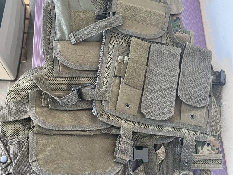 Uniformes, chalecos, chambergos, cascos