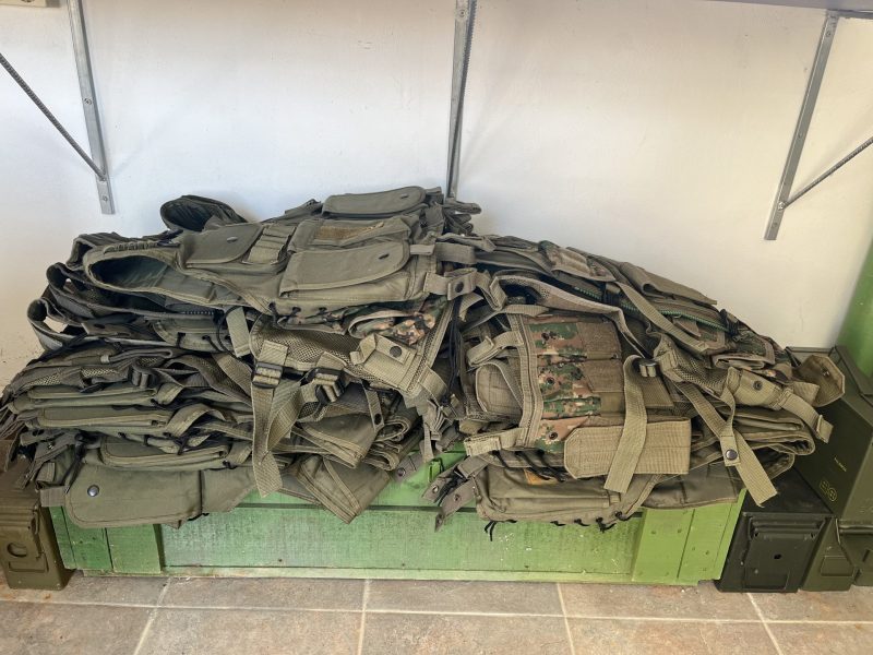 Uniformes, chalecos, chambergos, cascos