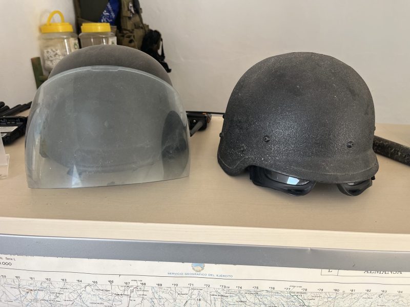Uniformes, chalecos, chambergos, cascos