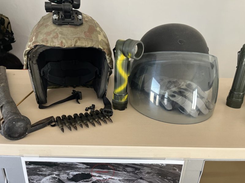 Uniformes, chalecos, chambergos, cascos