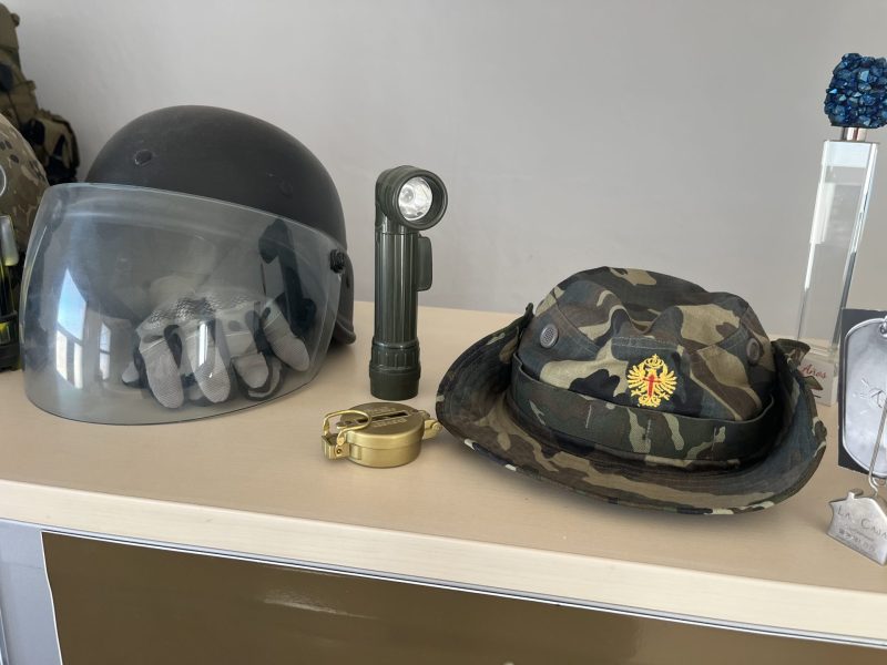 Uniformes, chalecos, chambergos, cascos