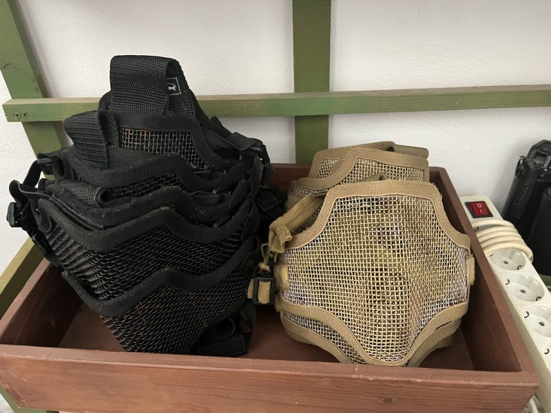 Uniformes, chalecos, chambergos, cascos