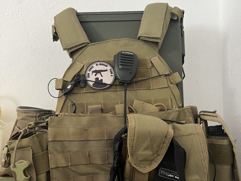 Uniformes, chalecos, chambergos, cascos