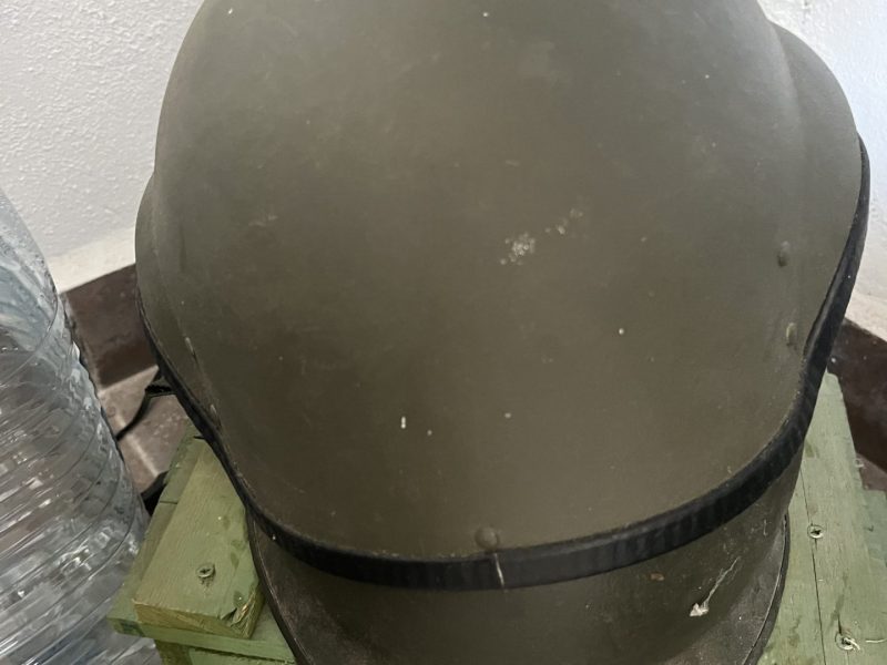 Uniformes, chalecos, chambergos, cascos