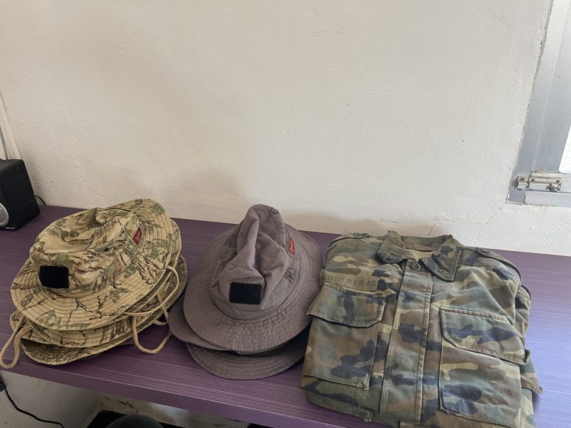 Uniformes, chalecos, chambergos, cascos