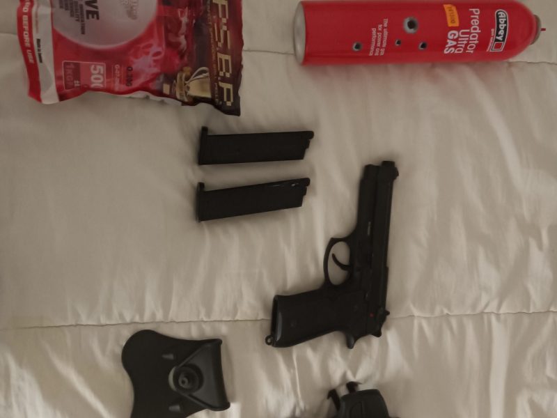 Vendo Beretta replica airsoft en muy buen estado con sus accesorios