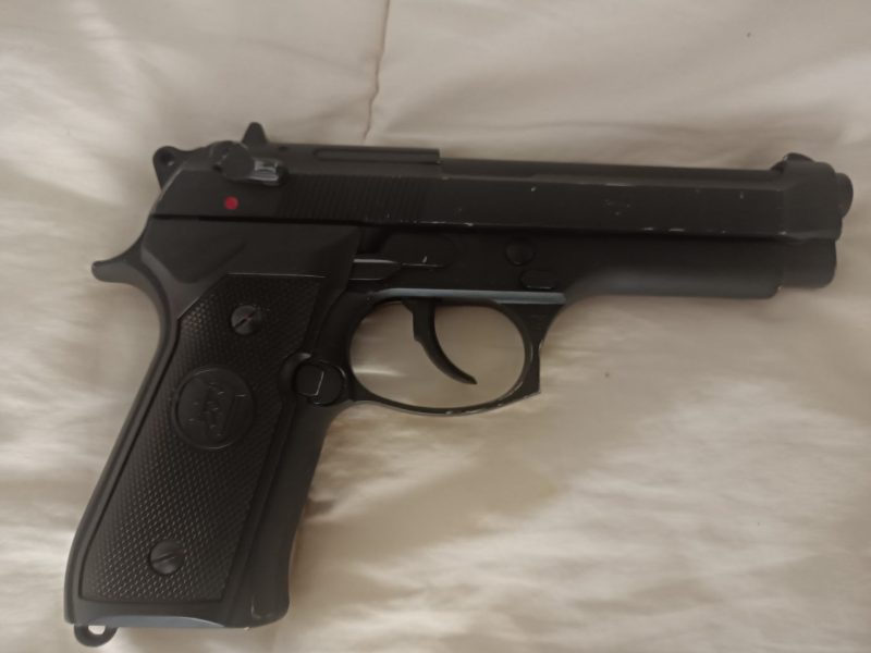 Vendo Beretta replica airsoft en muy buen estado con sus accesorios
