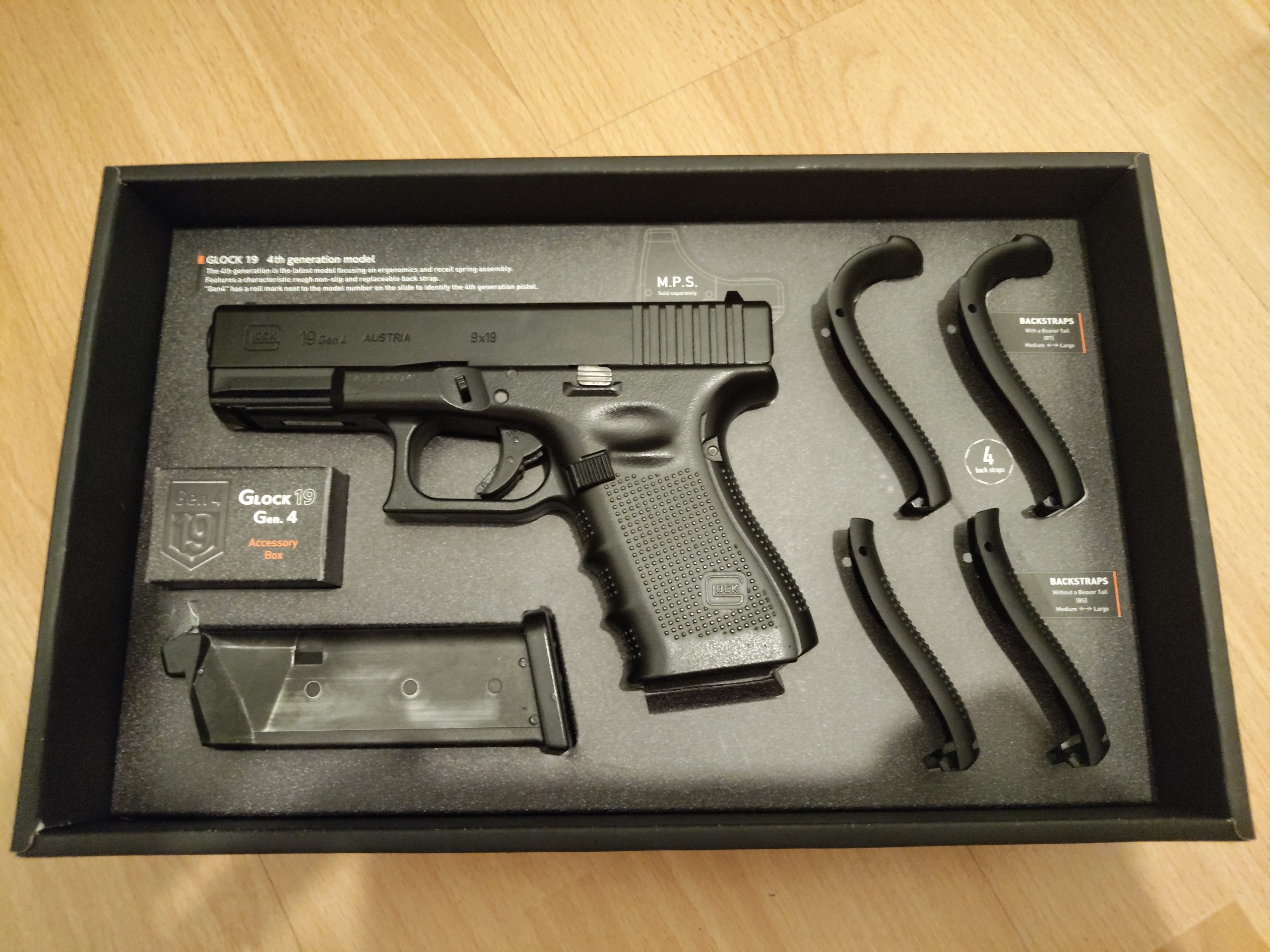 Tokyo Marui Glock 19 gen 4. Usada en Barcelona. Viene con lo que se ve en la foto como regalo.