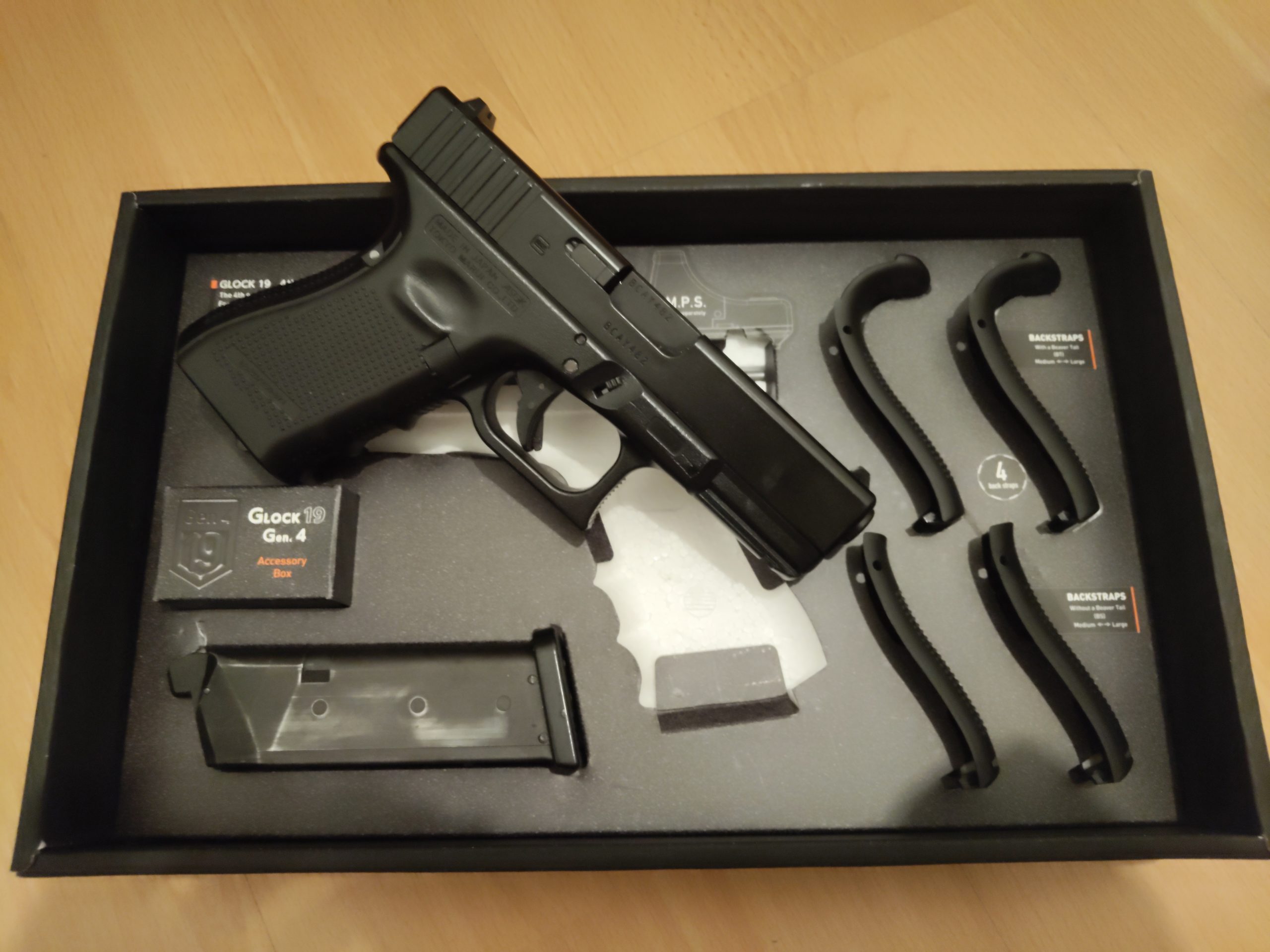 Tokyo Marui Glock 19 gen 4. Usada en Barcelona. Viene con lo que se ve en la foto como regalo.
