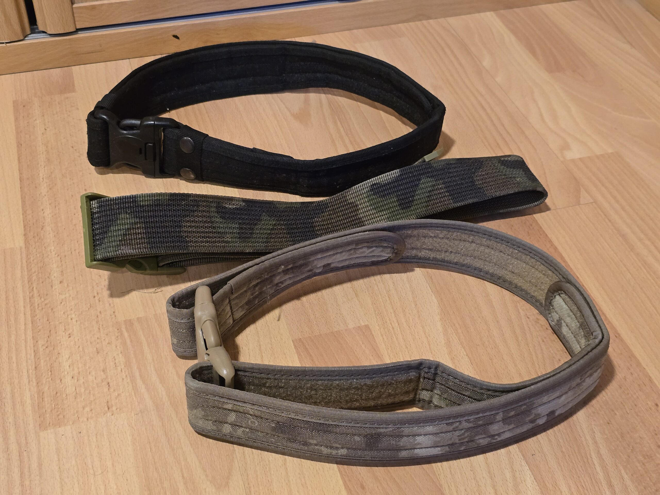 Lote de tres cinturones de diferentes estilos ATACS, NEGRO, BOSCOSO