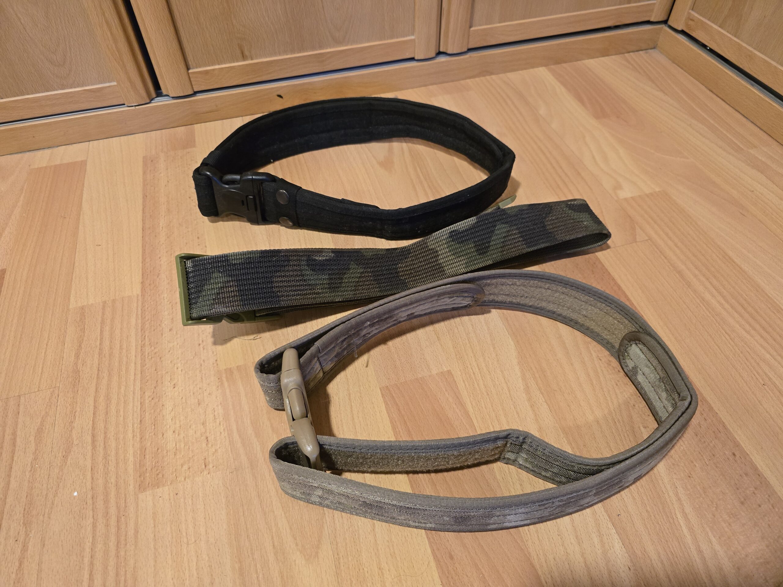 Lote de tres cinturones de diferentes estilos ATACS, NEGRO, BOSCOSO