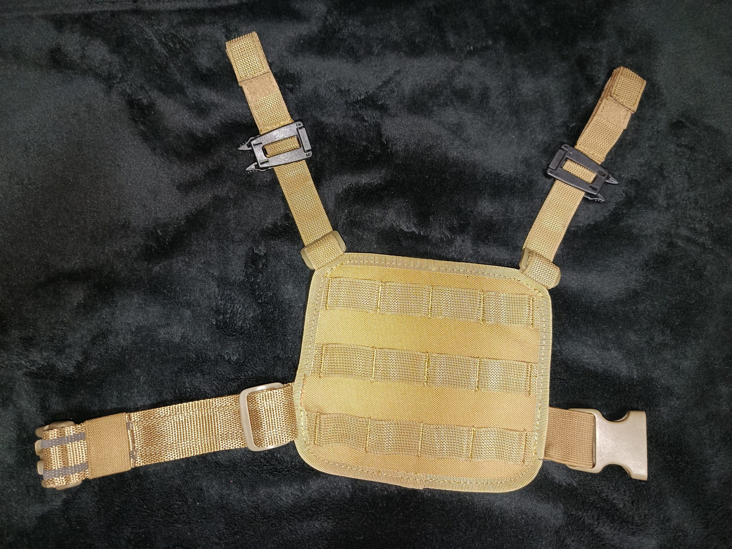Panel MOLLE para pierna.