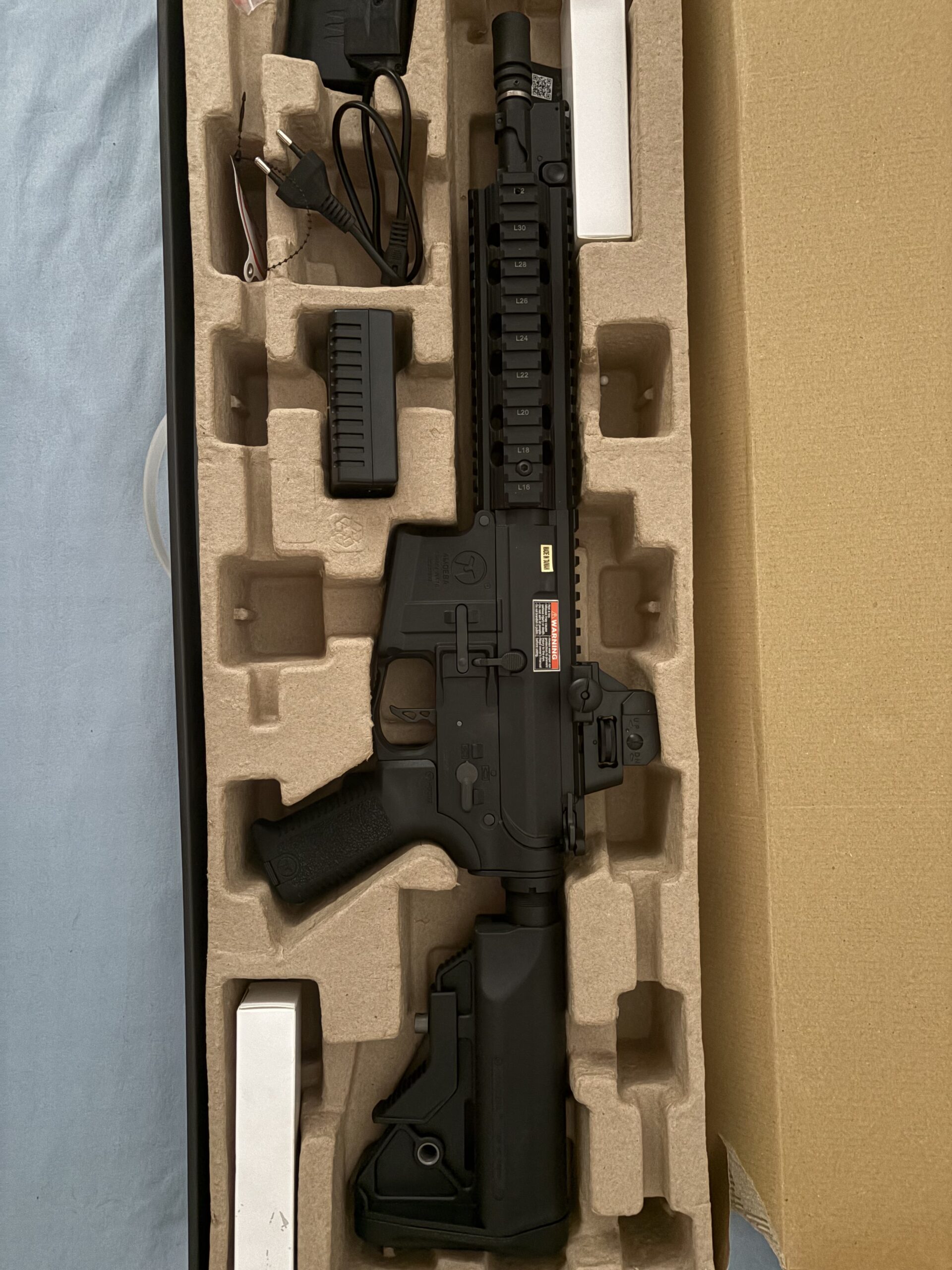 Amoeba AM-008-BK M4 AEG + caja y accesorios