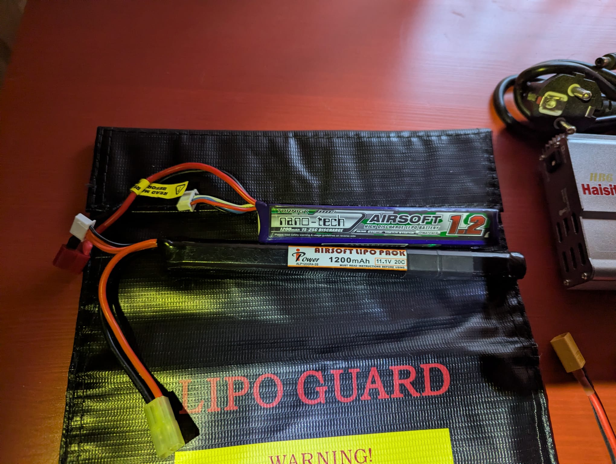Cargador Inteligente HB6 + Bolsa Ignífuga + 2 Baterías 11.1v