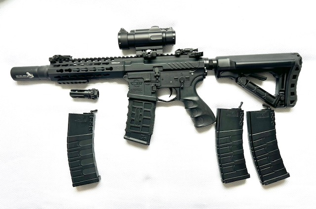 G&G M4 de airsoft sin uso en juego. Con cuatro cargadores. En Madrid