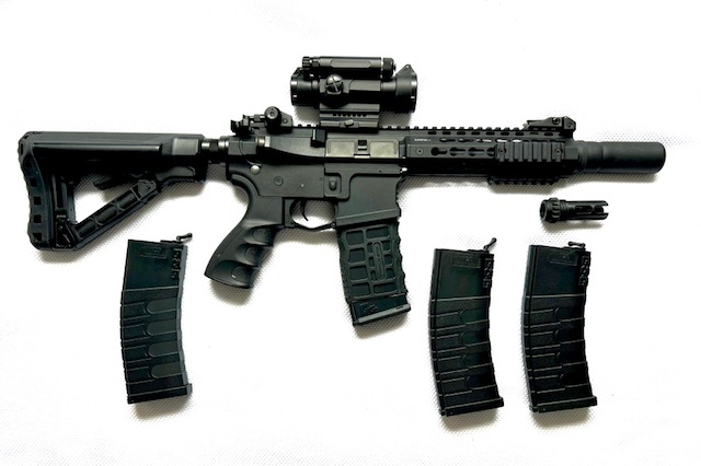 G&G M4 de airsoft sin uso en juego. Con cuatro cargadores. En Madrid